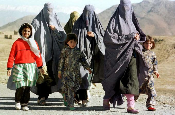 Prva islamistična vstaja v Afganistanu leta 1928 je izbruhnila tudi zato, ker je kralj Amanulah Kan nasprotoval nošenju burk. Talibani seveda ravno nasprotno zapovedujejo nošenje le-teh.  | Foto: Reuters