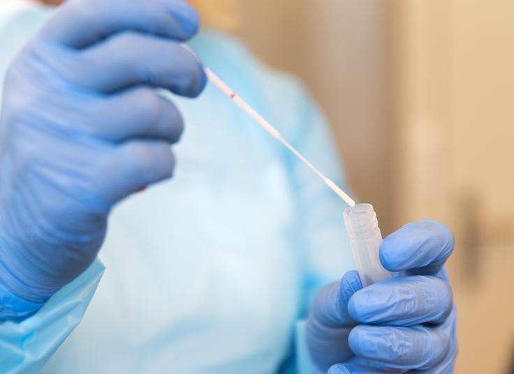 Pri nas je bilo vse skupaj opravljenih že 158.236 testiranj na novi koronavirus. | Foto: Getty Images