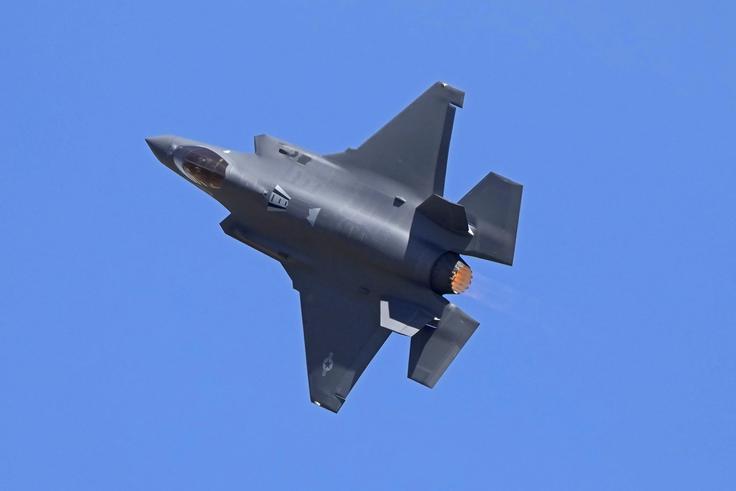 Po poročanju NYT so hutijevci sestrelili več ameriških brezpilotnih letalnikov. Menda bi jim lahko kmalu uspelo celo sestreliti najsodobnejše ameriško letalo F-35. 28. aprila je bila letalonosilka Harry S. Truman prisiljena na morju močno obrniti, da bi se izognila prihajajočemu ognju hutijevcev. Ta poteza je prispevala k izgubi enega od letal F-18, ki so ga takrat vlekli in je padel v vodo. Na fotografiji je letalo F-35. | Foto: Guliverimage