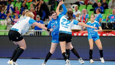 V Stožicah slavnostno že pred tekmo, nato aplavz še za prvo zmago Krimovk v ligi prvakinj