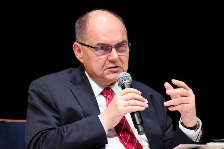 Nemški politik iz vrst bavarske CSU Christian Schmidt, ki je Visoki predstavnik mednarodne skupnosti za BiH postal leta 2021, je 11. maja napovedal svoj odhod z omenjenega položaja. Schmidt naj bi bil že dolga trn v peti Washingtonu. Je njegov odstop povezan tudi s spornim plinovodom? | Foto: Guliverimage