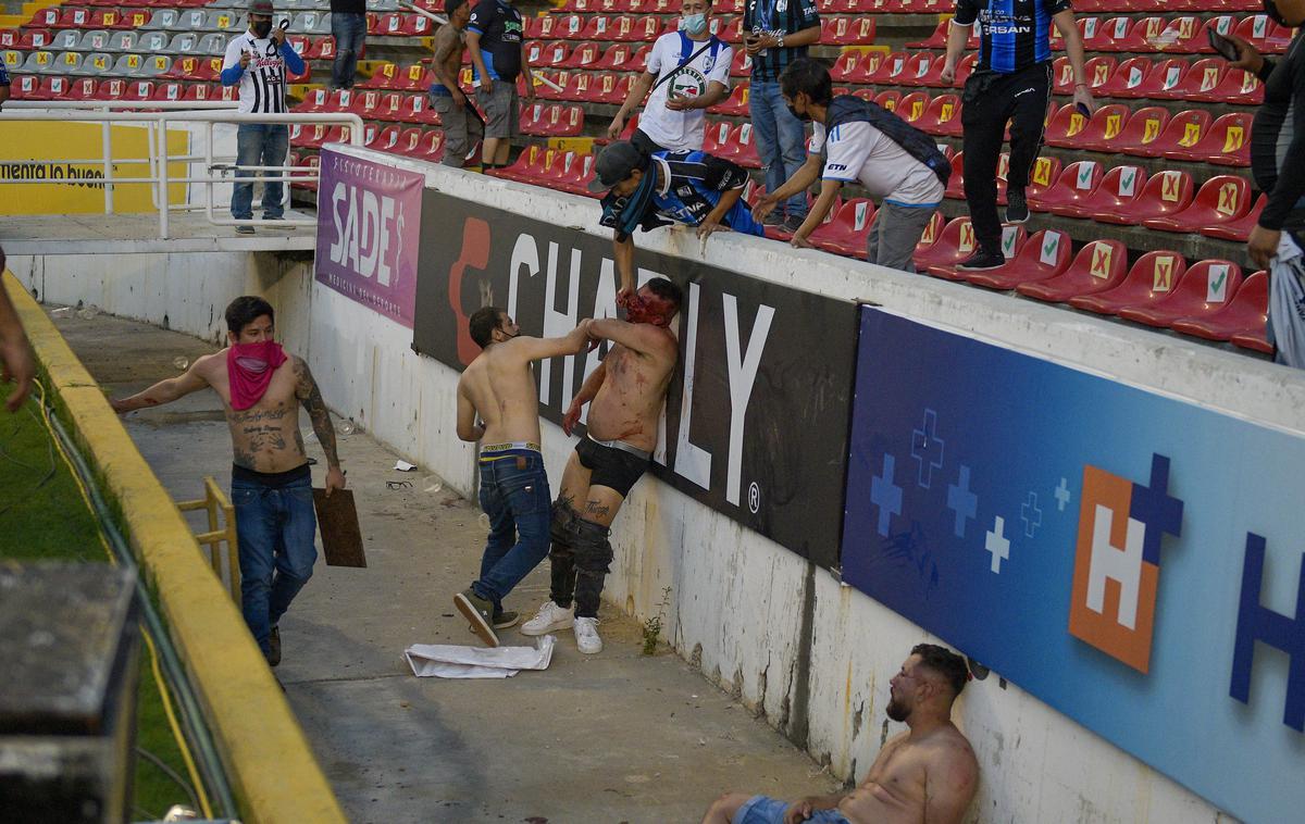 pretep | Na nogometni tekmi devetega kroga mehiškega prvenstva med ekipama Queretaro in Atlas je prišlo do pretepa, v katerem je bilo ranjenih najmanj 22 ljudi.  | Foto Guliverimage