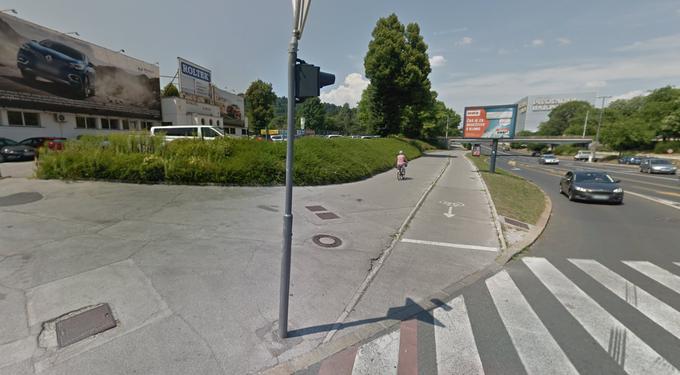 Stanje pred gradnjo športnega centra Ilirija: elektroomarice ni niti v bližini pločnika, kaj šele na njem. | Foto: Google maps