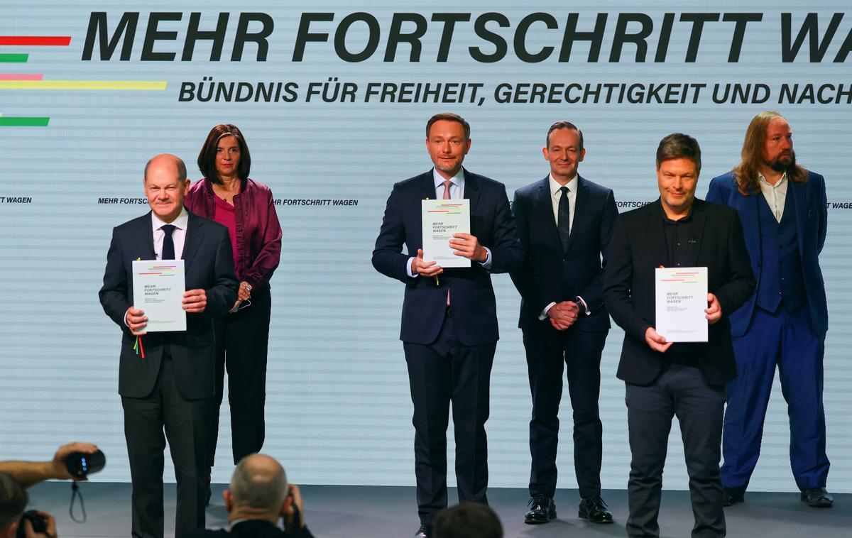 Podpis koalicijskega sporazuma | Olaf Scholz, Christian Lindner in Robert Habeck ob podpisu koalicijskega sporazuma v Berlinu | Foto Reuters