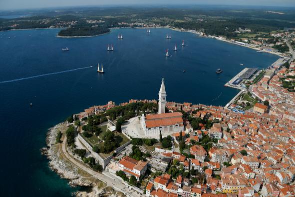 V Bruslju za lažja potovanja predlagajo covidna potrdila