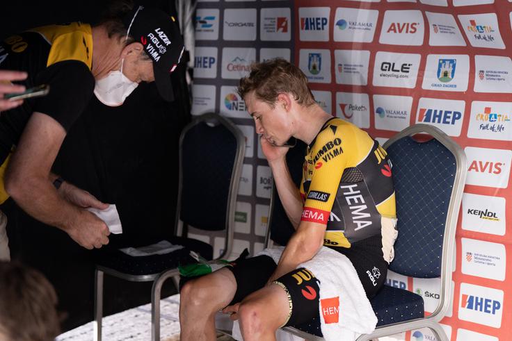 Tako kot v ciljih etap Toura se je Vingegaard tudi na Hrvaškem najprej javil na telefon.  | Foto: KL-Photo