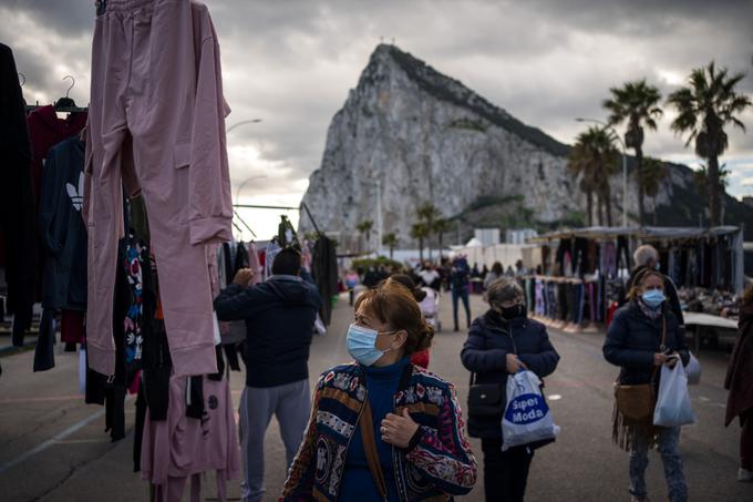 V Gibraltarju vsak dan opravijo ogromno testov PCR, zato po mnenju tamkajšnjih oblasti odkrijejo veliko večino aktivnih primerov okužb. Do zdaj so skupno opravili že več kot 400.000 testov, kar je približno petkrat manj kot v Sloveniji, ki pa ima kar 61-krat toliko prebivalcev.  | Foto: AP / Guliverimage