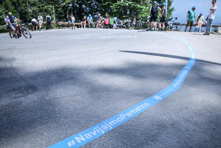 Modra linija označuje prostor za navijače ob trasi. Gre za pobudo Telekoma Slovenije #NavijajmoPametno, ki spodbuja varno in odgovorno navijanje na dirki Po Sloveniji. | Foto: Ana Kovač