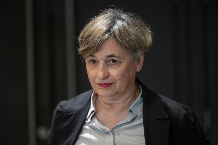 Dodala je, da so politiki poskušali sugerirati in diskreditirati Inštitut 8. marec in inštitut Danes je nov dan ter poskušali omalovaževati novinarja Mekino. "To je prihajalo iz vrst opozicijskih članov Knovsa, ki so poskušali sugerirati Sovi, da tega ne smejo jemati resno," je orisala Sukič (na fotografiji). | Foto: STA