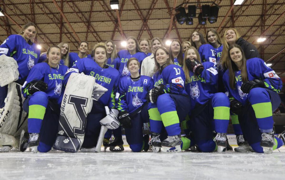 Risinje, slovenska ženska hokejska reprezentanca | Slovenke so prvenstvo končale z zmago nad Veliko Britanijo in izpolnile cilj − obstanek v tem razredu reprezentančnega hokeja. | Foto HZS