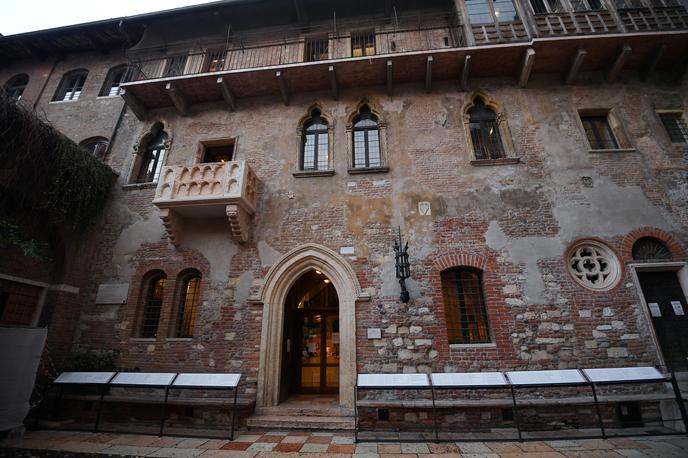 Verona | Znameniti balkon v Veroni, kjer naj bi Romeo osvajal Julijo, sameva, saj zaradi koronavirusa skoraj ni turistov. | Foto Reuters
