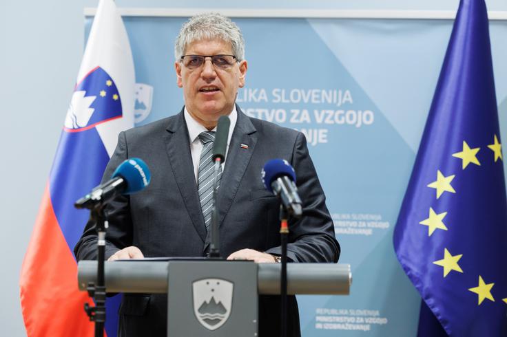 "Tu imam v mislih predvsem medvrstniško nasilje, pa tudi spletno nasilje in vandalizem in druge oblike neprimernega vedenja. Vse to se lahko pojavlja tako v šoli kot njeni okolici. Zato pozivam tako starše kot učitelje, da se z otroki pogovarjajo, jih poslušajo in skušajo prepoznati njihove stiske in jim pravočasno pomagati," je dejal Poklukar. | Foto: STA