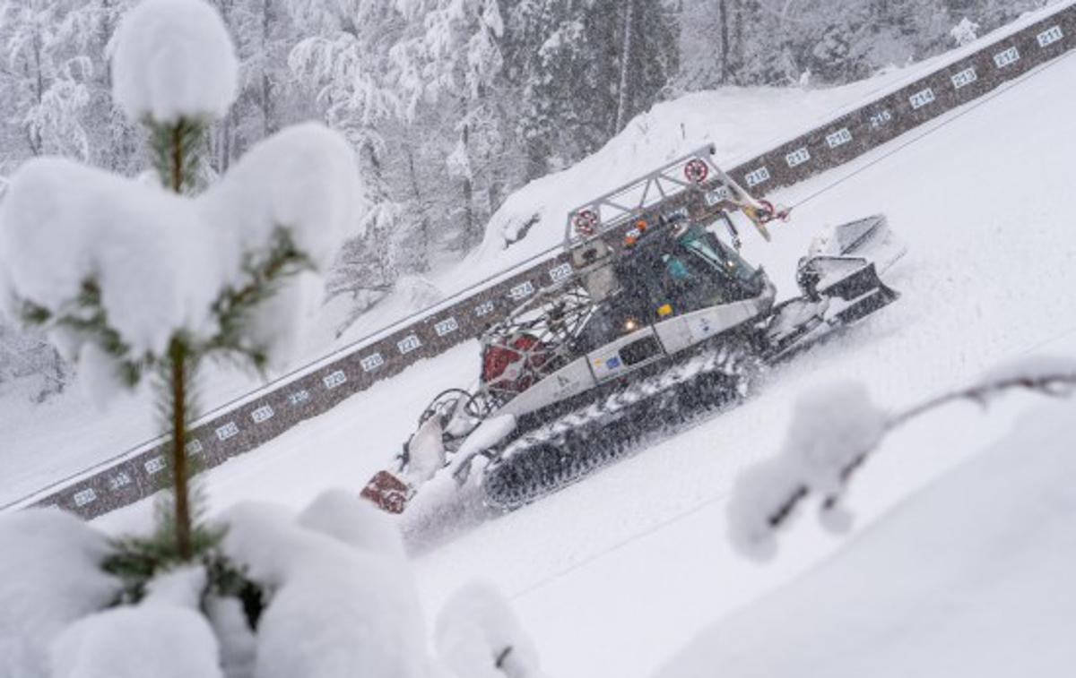 Planica | Teptalnik je bil na delovnih obratih vso noč. | Foto Blaž Oman/OK Planica