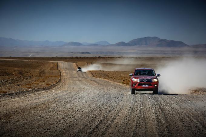 Veter z boka je pri vožnji v konvoju pravi odrešitelj, saj odnaša prašno zaveso. | Foto: Toyota