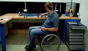 Projekt Invalid za invalida: ko invalid popravi invalidski voziček