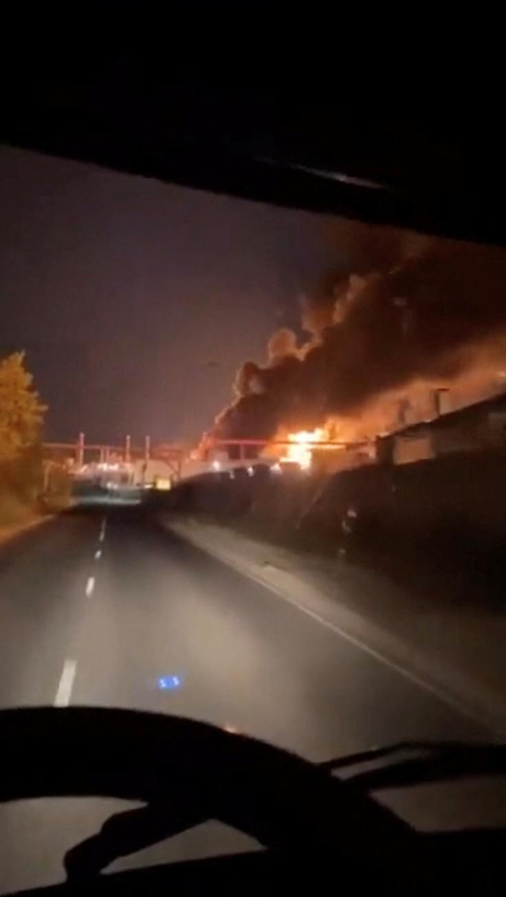 Požar v rafineriji Saratov, ki so jo napadli Ukrajinci. | Foto: Reuters