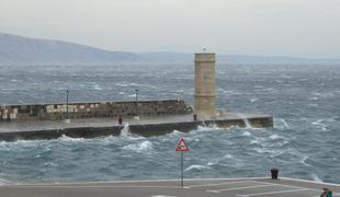 Na Hrvaškem zaprta avtocesta in most na Pag