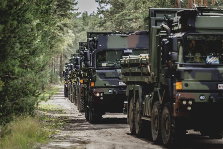 Konvoj podpornih oklepnih vozil podjetja Rheinmetall | Foto: Reuters