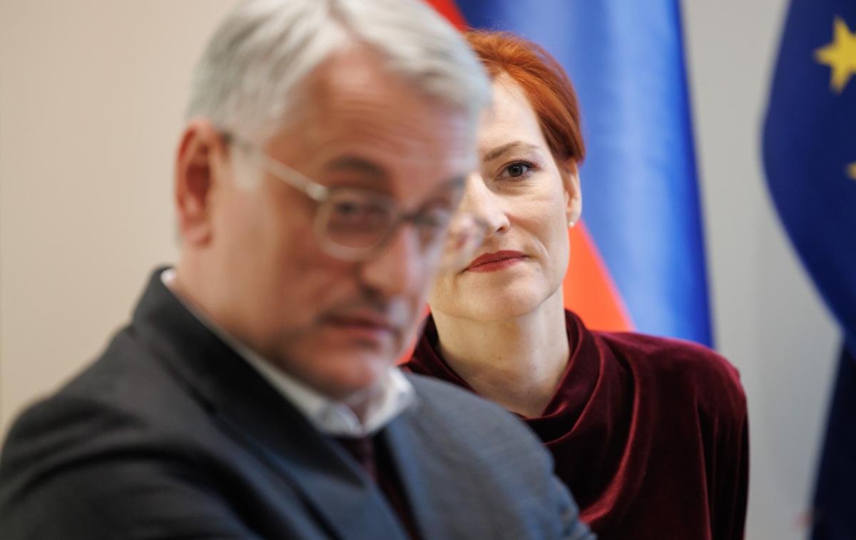 Predsednik vlade Robert Golob ter ministra Matjaž Han in Asta Vrečko so dali izjavo po današnjem srečanju strank vladne koalicije. | Po mnenju predsednika SD Matjaža Hana ni potrebe za predčasne volitve ali odstop ministrice za kulturo Aste Vrečko. | Foto STA