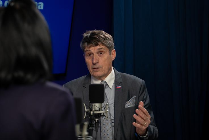 Pri razmisleku o družbenih prioritetah je izpostavil, da odpornost države ni naloga "tistih tam" ali samo ministra in uniformiranih služb. Po njegovih besedah varnost ustvarja tudi vsakodnevno delovanje sistemov, ki jih pogosto jemljemo za samoumevne – od zdravstva, energetike in komunale do cest, železnic, oskrbe s pitno vodo in hrane. Poudaril je, da je "kamenček vsakega od nas" tisti, ki sestavi celoto, zaradi katere je država bolje pripravljena na nepričakovane dogodke. | Foto: 