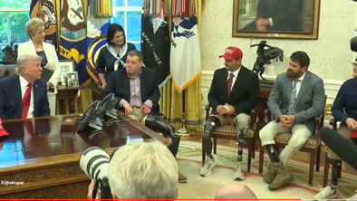 Trump veteranom, ki so izgubili noge: Torej, fantje, ste bili zadeti? Neverjetno. #video