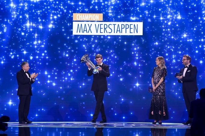 Verstappen je iz rok Todta prejel pokala za prvaka formule 1. | Foto: AP / Guliverimage
