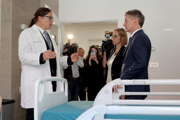 Jug je v nagovoru poudaril, da je bila prenova še posebej velik izziv, saj je potekala v ves čas delujoči stavbi, v njej pa so potekale različne dejavnosti. | Foto: STA