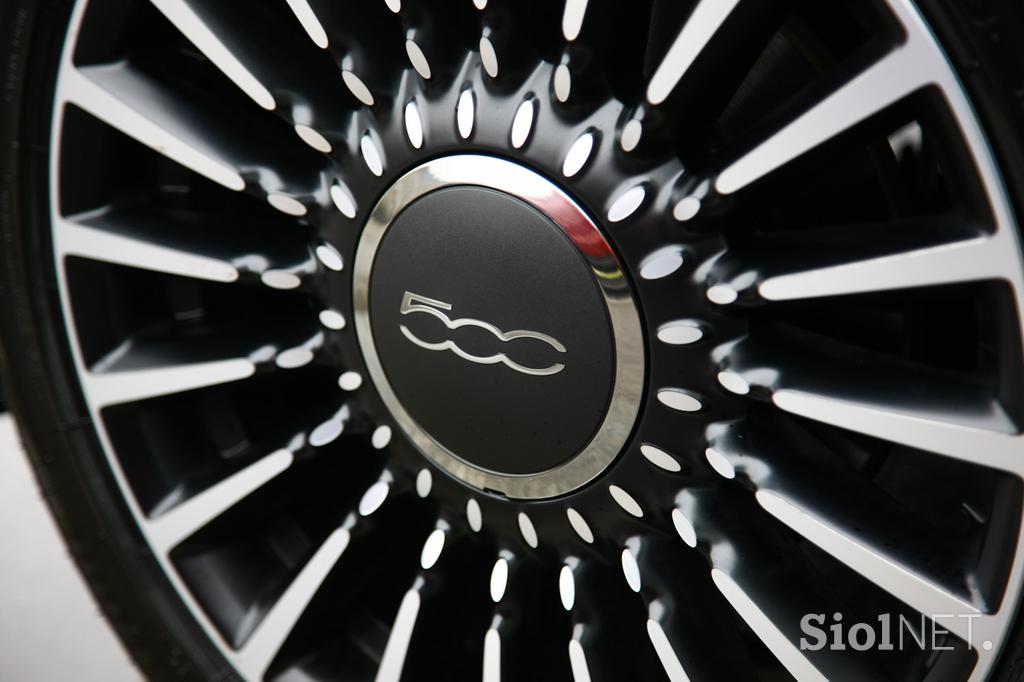 Fiat 500 1.2 8V lounge - šik mestni malček s posluhom za visoko modo
