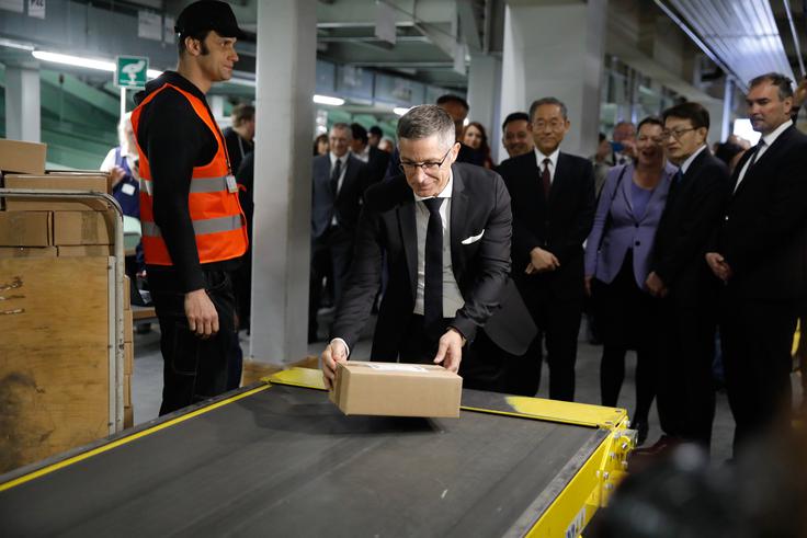Generalni direktor Pošte Slovenije mag. Boris Novak je na trak paketnega usmerjevalnika položil prvi paket | Foto: 