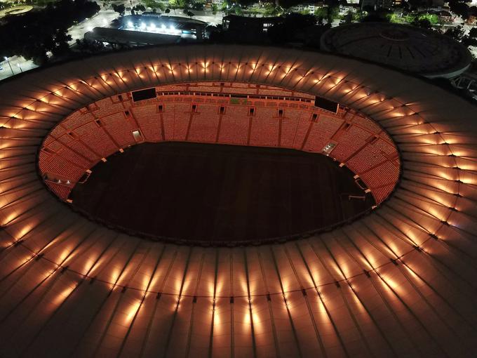 Stadion Maracana v zlatih barvah. | Foto: Reuters