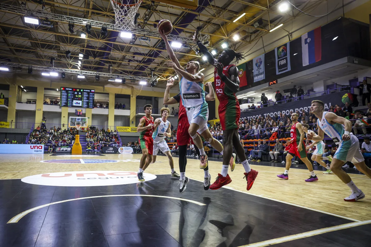 Slovenci so bili v Almadi v prvem polčasu povsem razglašeni. | Foto: FIBA