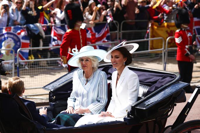 Camilla, vojvodinja cornwallska, in Catherine, vojvodinja cambriška, sta na prizorišče prispeli v kočiji. | Foto: Reuters