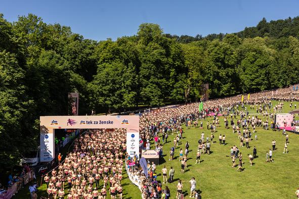 19. dm tek za ženske: praznovanje edinstvenosti, rekordna udeležba in družbena odgovornost