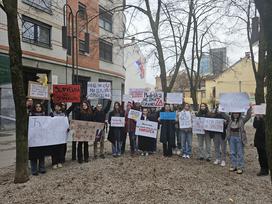 Protesti pred srbsko ambasado v Ljubljani