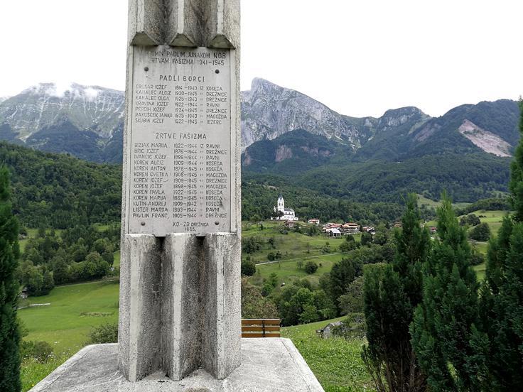 Za spomenikom, ki stoji ob cesti iz Kobarida ... | Foto: Nina Vogrin