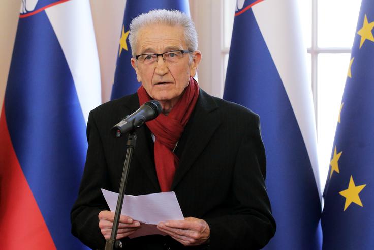 "Samo jezik smo s seboj prinesli, izborili smo si ga, vse drugo se nam je navrglo," je ob podelitvi odlikovanja povedal zamejski pisatelj Florjan Lipuš. | Foto: STA ,