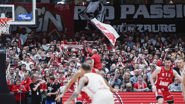 Za zdaj imajo še malo dvorano za tri tisoč ljudi, a je stalno polna. Nemci košarko spremljajo glasno, celotne družine. | Foto: Guliverimage