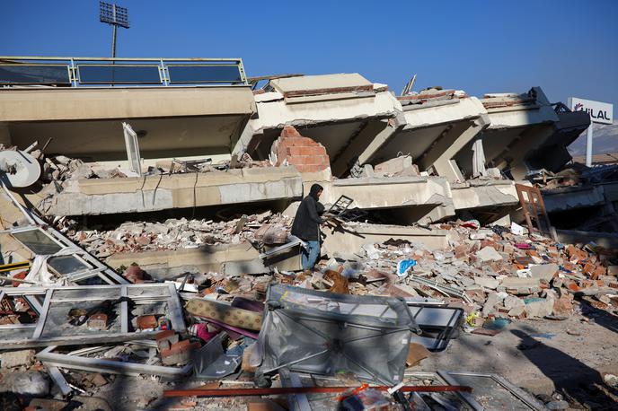 Turčija, Sirija, potres | Od potresa je na območja v Siriji prispelo 140 tovornjakov z nujno humanitarno pomočjo, ker pa je bilo v potresu uničenih več kot 9.000 zgradb, ljudje na teh območjih po ocenah ZN nujno potrebujejo predvsem šotore. | Foto Reuters