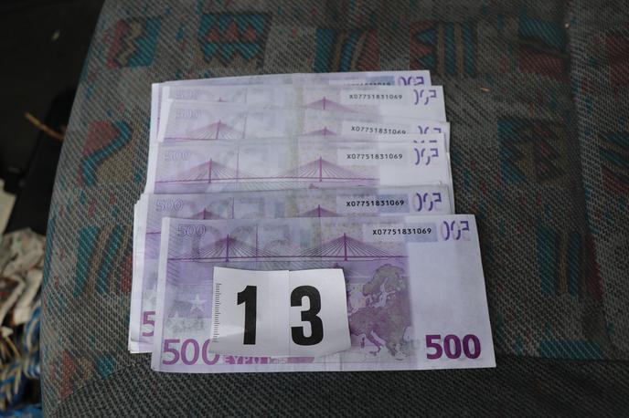 Ponarejeni denar | Policisti so v hišni preiskavi na območju Šmarja pri Jelšah zasegli večjo količino ponarejenih evrskih bankovcev za 500 evrov. | Foto policija