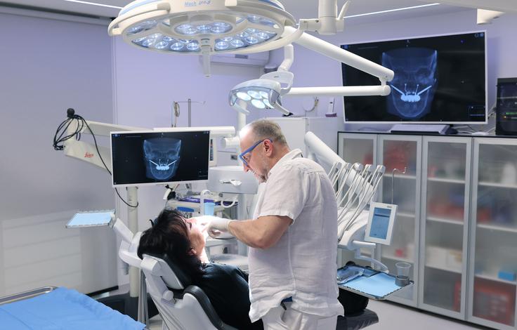 Izguba zob lahko sčasoma povzroči tudi postopno izgubo čeljustne kosti, kar vpliva na stabilnost proteze in videz obraza. | Foto: ORTOIMPLANT DENTAL SPA