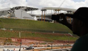 Brazilija žaluje: Žerjav vzel dve življenji in uničil del štadiona v Sao Paulu (video)
