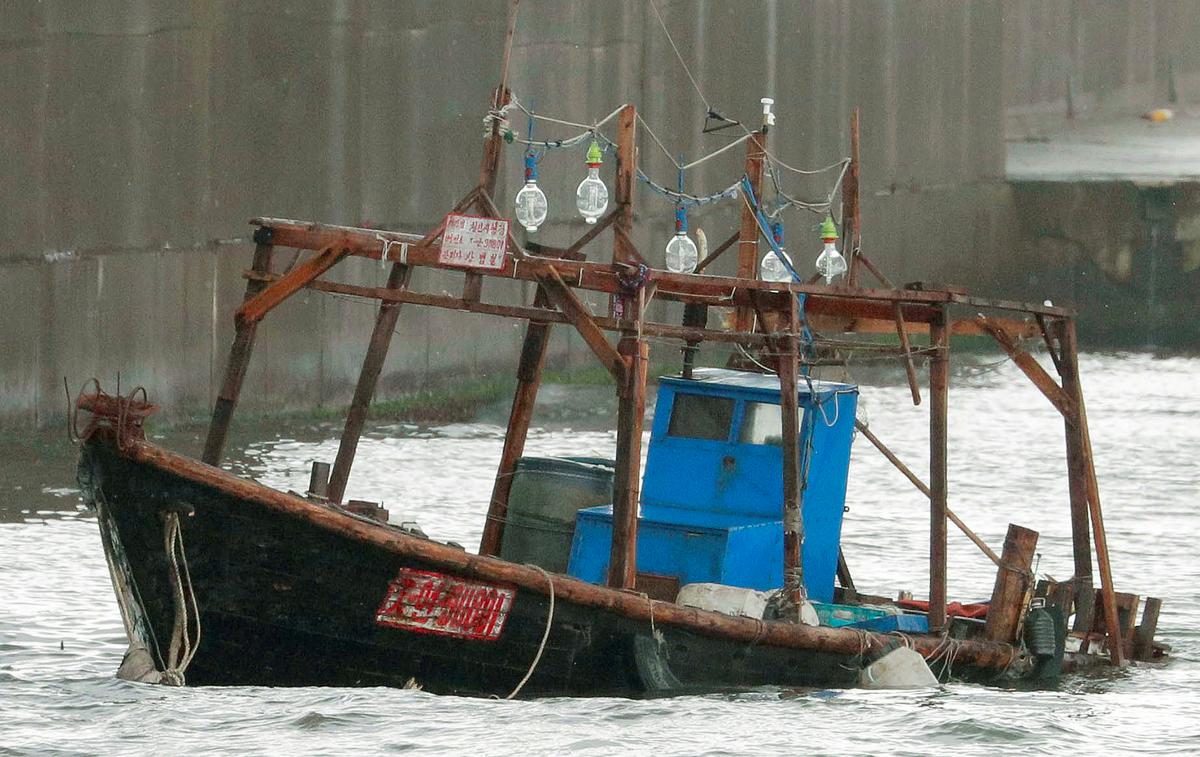 severna koreja, ribiči, ladja | Foto Reuters