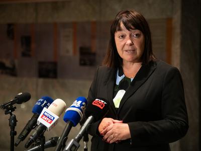Policijska preiskava pri nekdanji poslanki SDS: eno sadiko konoplje je imel njen bolni mož