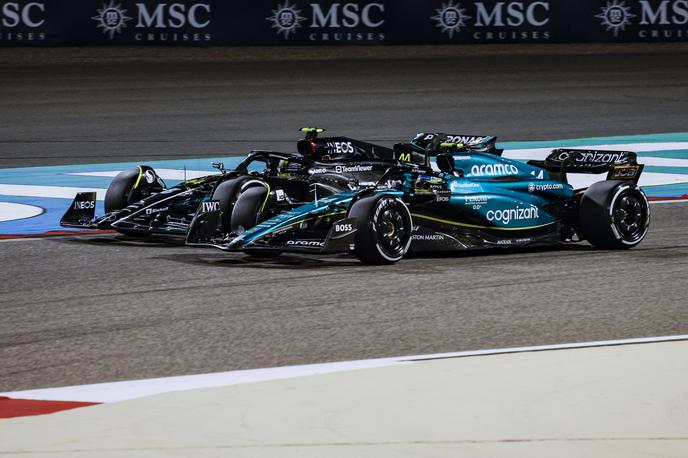Lewis Hamilton VN Bahrajna | Lewis Hamilton se v Bahraju ni mogel kosati niti z Astonom Martinom Fernanda Alonsa. | Foto Guliver Image