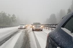 Sneg že povzroča težave voznikom