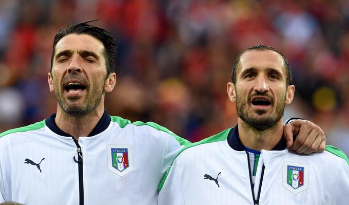 Gianluigi Buffon (levo, ob njem Giorgio Chiellini) med italijansko himno "pobegne" v svoj svet. | Foto: 