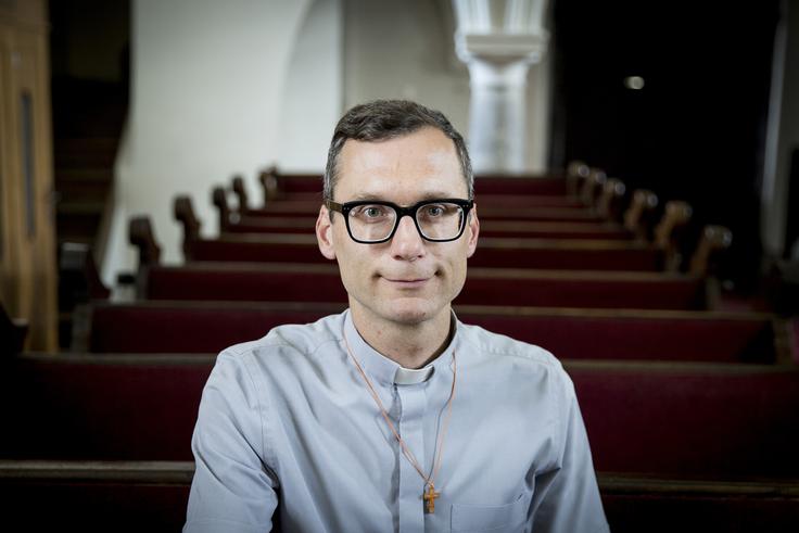 "Sam celibat živim, ker ga je tudi Jezus, zaradi tega pa ne čutim nobene prikrajšanosti. V smislu čustev in dotika si seveda kdaj želiš bližine, vendar je pomemben vidik celibata to, da ga moramo razumeti z vidika biblične misli." | Foto: Ana Kovač