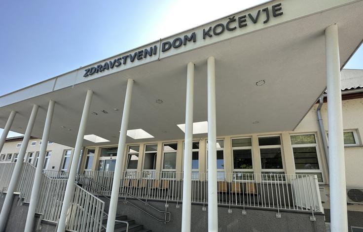 V Zdravstvenem domu v Kočevju med drugim potrebujejo pomoč v laboratoriju, administraciji, pri usmerjanju strank in obiskovalcev ter oskrbi pacientov.  | Foto: Aleš Kocjan/STA