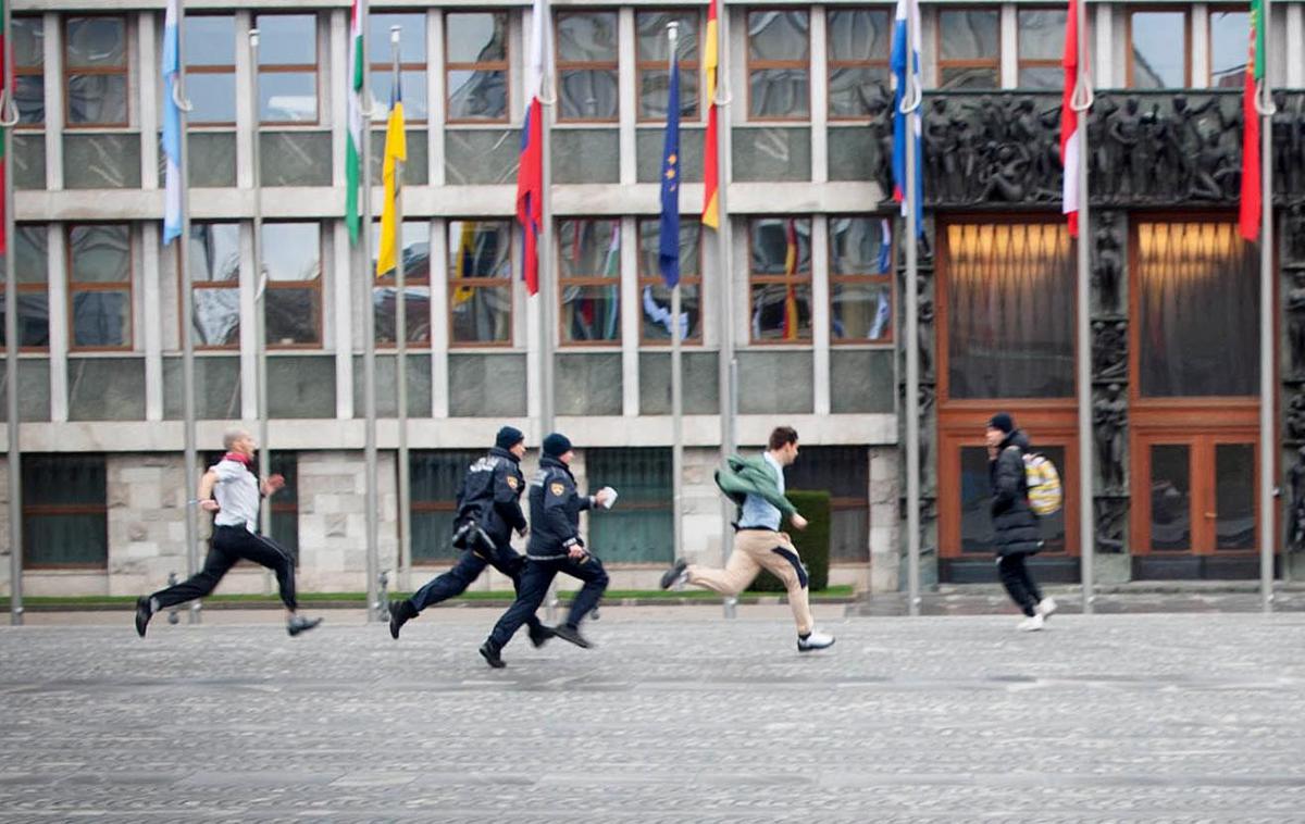 Aretacija na Trgu republike. Policija. | Osumljenca so ulovili pred državnim zborom. | Foto Kostantin Janev