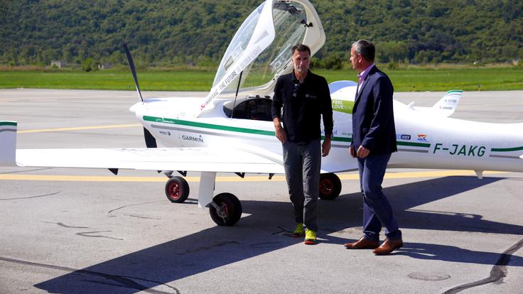 Lenarčiča je v Portorožu kot prvi pozdravil Robert Kranjc, direktor letališča. | Foto: 